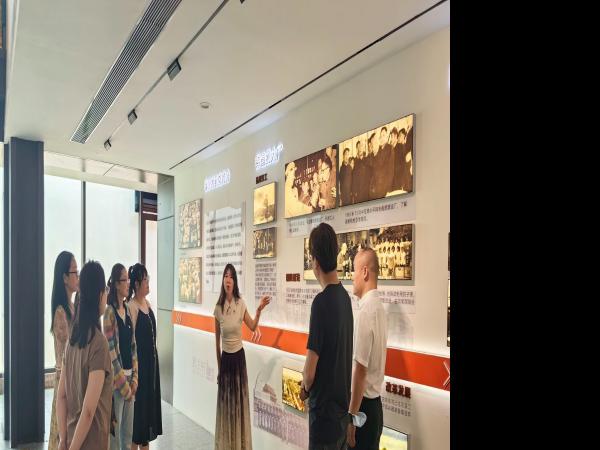 马院党支部开展“沿着总书记的足迹  感悟新思想的伟力”主题活动