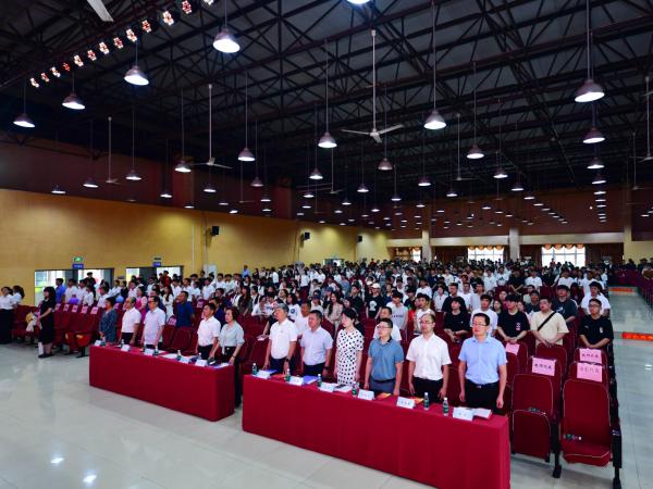 学校举行2024届毕业生毕业典礼