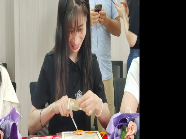 学校工会举办教职工“非物质文化遗产 纸浆画DIY”兴趣课堂活动