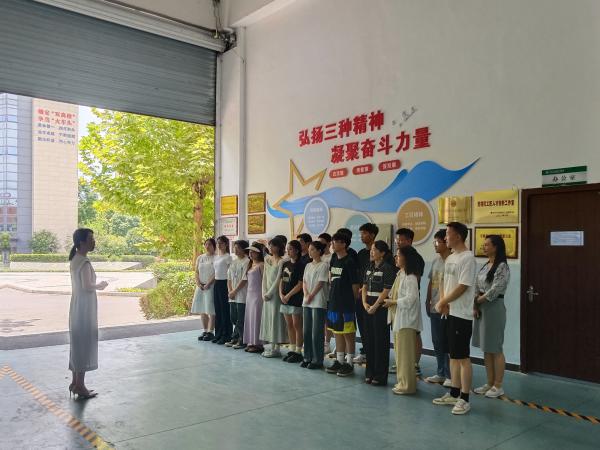 beat365官网参加中国国际大学生创新大赛(2024)重庆赛区决赛的五支队伍出征