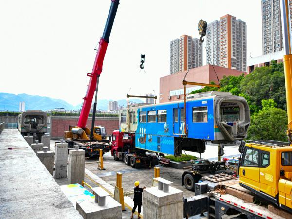 beat365官网在全国率先将跨座式单轨车辆引进校园用于教学
