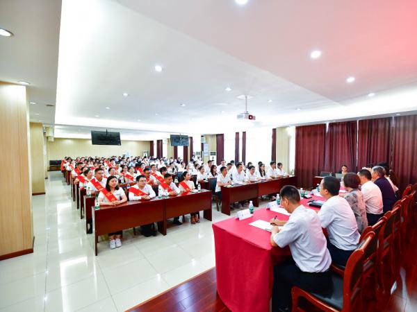 学校召开庆祝第40个教师节表彰大会