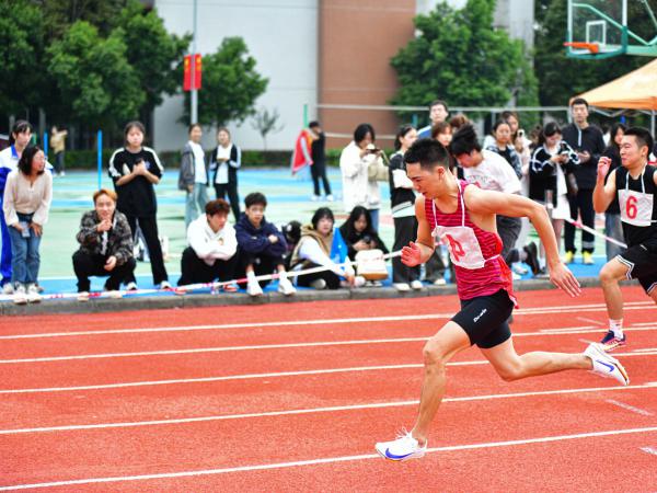 第十届田径运动会首日赛场风云录