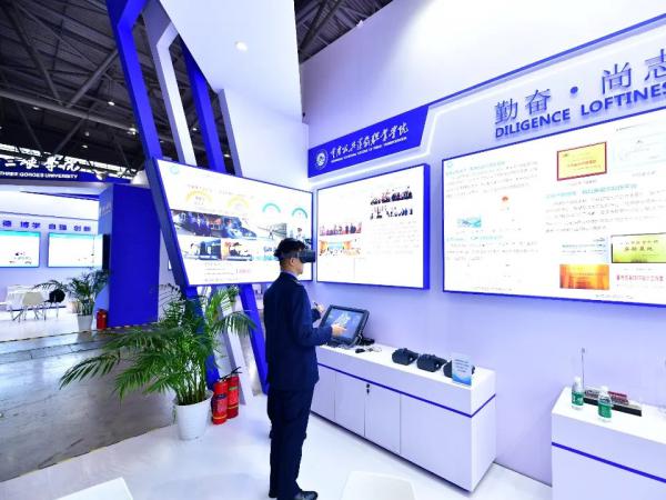 重庆市教委副主任李劲渝等领导到beat365官网高博会展位参观指导