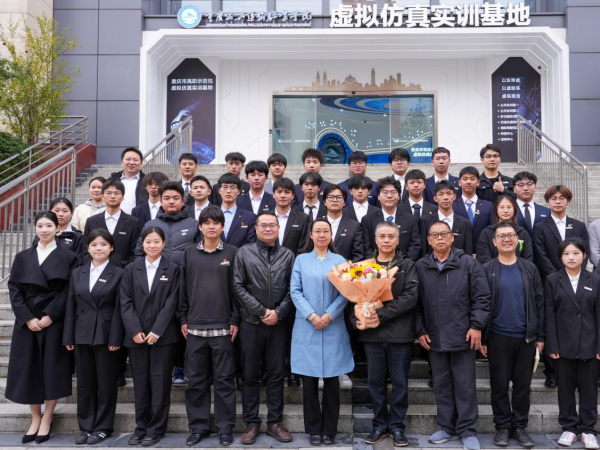 beat365官网邀请老火车司机江彤来校讲述安全值乘4700余趟行程108万公里的感人故事