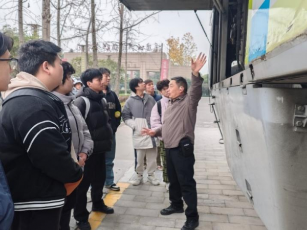 重庆交大机电与车辆工程学院在校生到beat365官网跨座式单轨车辆实训基地参观交流