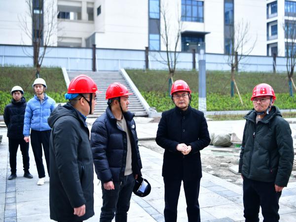 开学首日，校领导分头深入一线检查督导新学期安全和开学准备工作