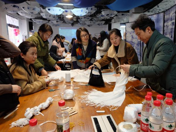 beat365官网举办非遗扎染技艺体验职工兴趣课堂活动