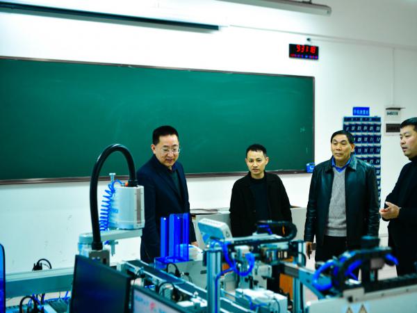 学校党委书记白凯率队调研轨道交通学院
