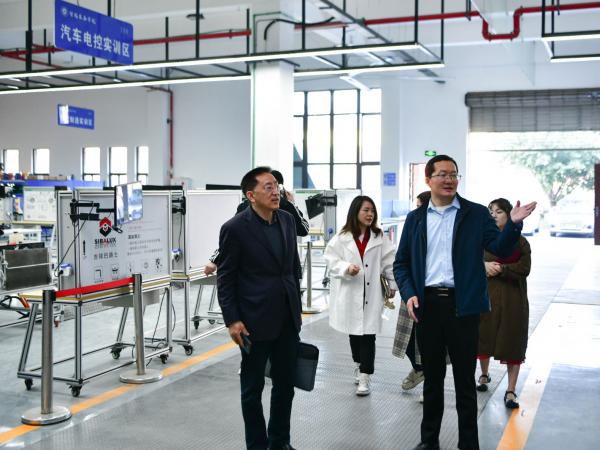 学校党委书记白凯率队到三个二级学院调研