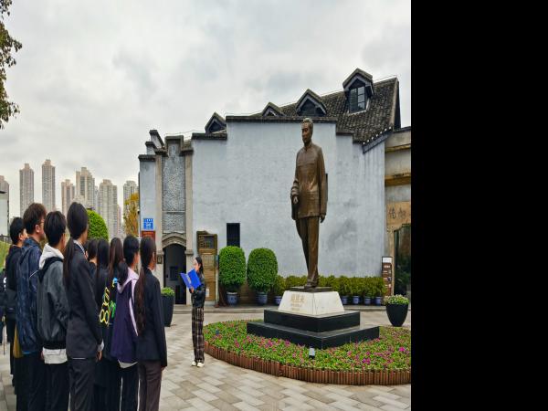 学校组织师生代表参观中国民主党派历史陈列馆