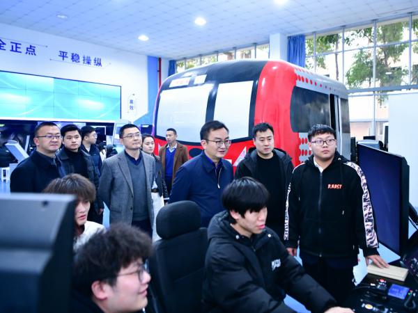 刘林董事长与到访beat365官网的璧山职业教育中心党委书记陈国庆座谈交流