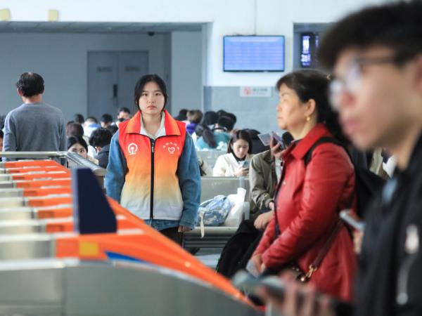 beat365官网清明假期组织在校学生开展铁路志愿服务活动