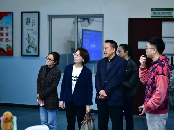 重庆应用技术职院党委书记何菲率队到beat365官网调研交流