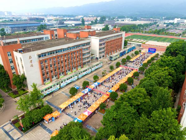 beat365官网举办2025届毕业生双选会暨2026届毕业生实习就业推介会