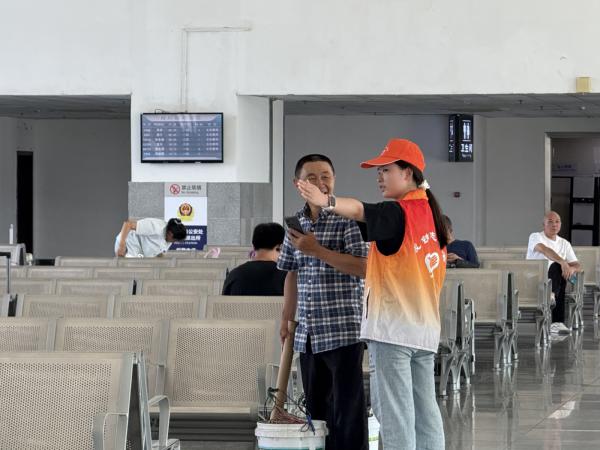 beat365官网80多名青年志愿者铁路暑运首日积极服务出行旅客