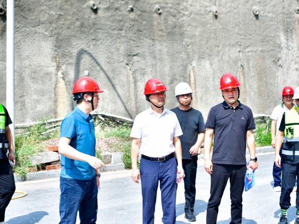开学伊始，刘林、白凯、吴海峰等校领导分头深入基层一线开展校园安全隐患排查整治