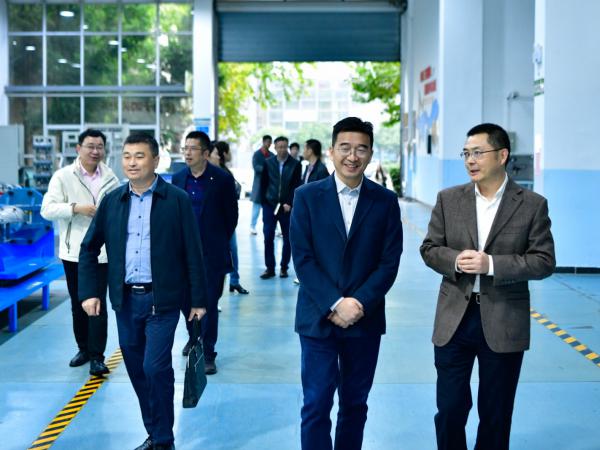 学校董事长刘林与重庆高速路域资源公司领导座谈交流